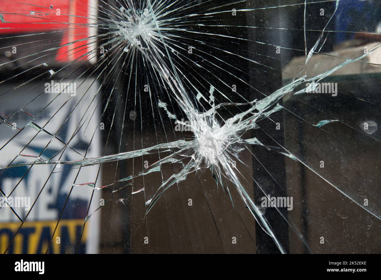 Finestra di vetro danneggiata dopo una manifestazione. Parigi, Europa Foto Stock