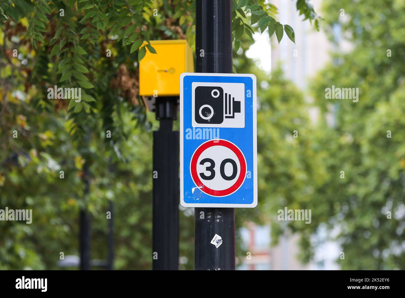 Un limite di velocità di 30 miglia all'ora e una telecamera per il traffico nel centro di Londra. Foto Stock