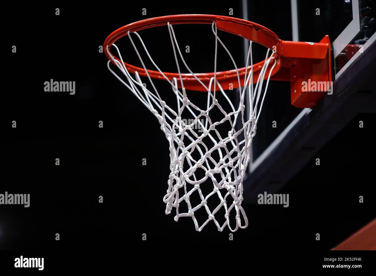 Profondità di campo ridotta (messa a fuoco selettiva) dettagli con un pannello da basket e rete prima di una partita ufficiale. Foto Stock