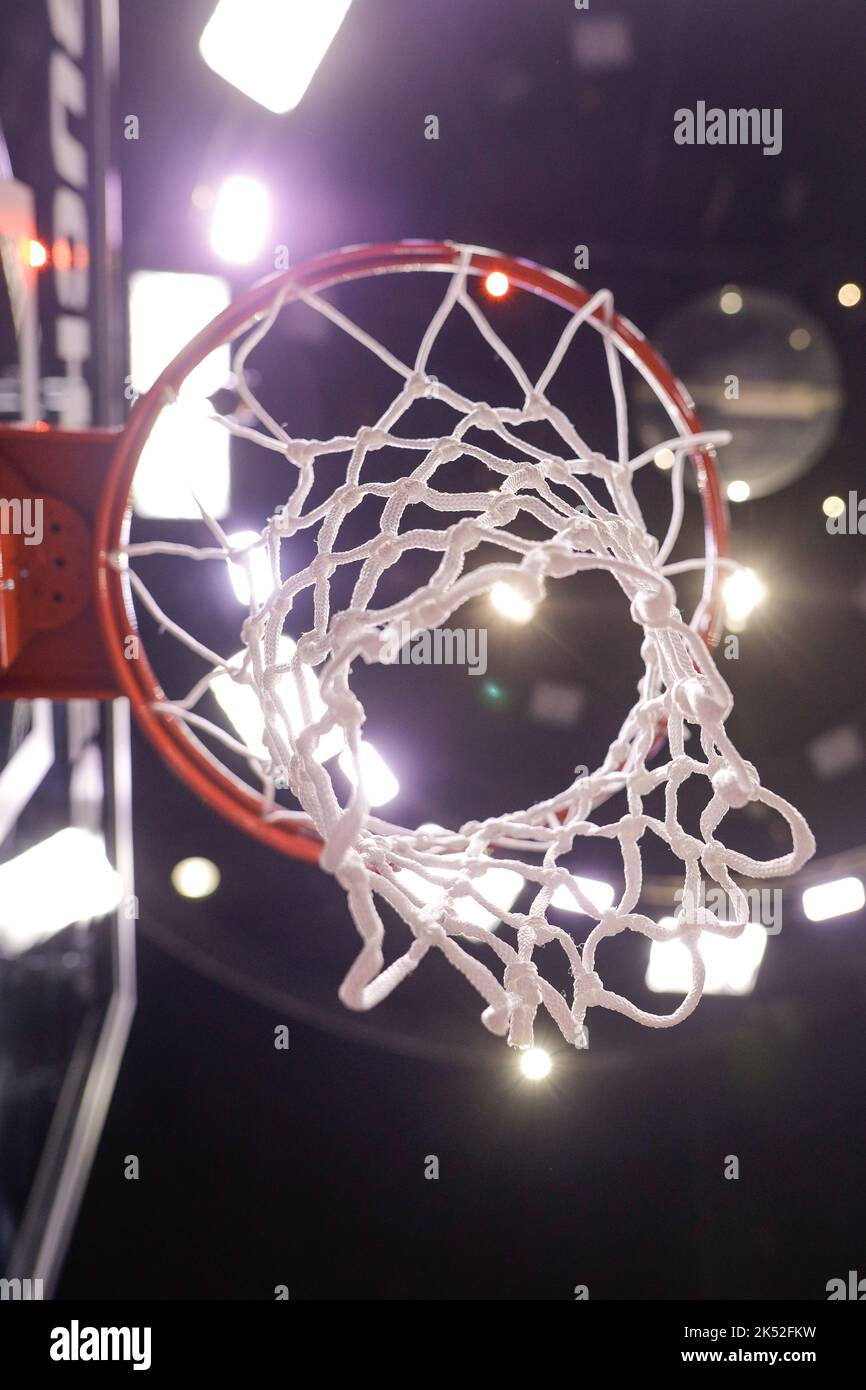 Profondità di campo ridotta (messa a fuoco selettiva) dettagli con un pannello da basket e rete prima di una partita ufficiale. Foto Stock