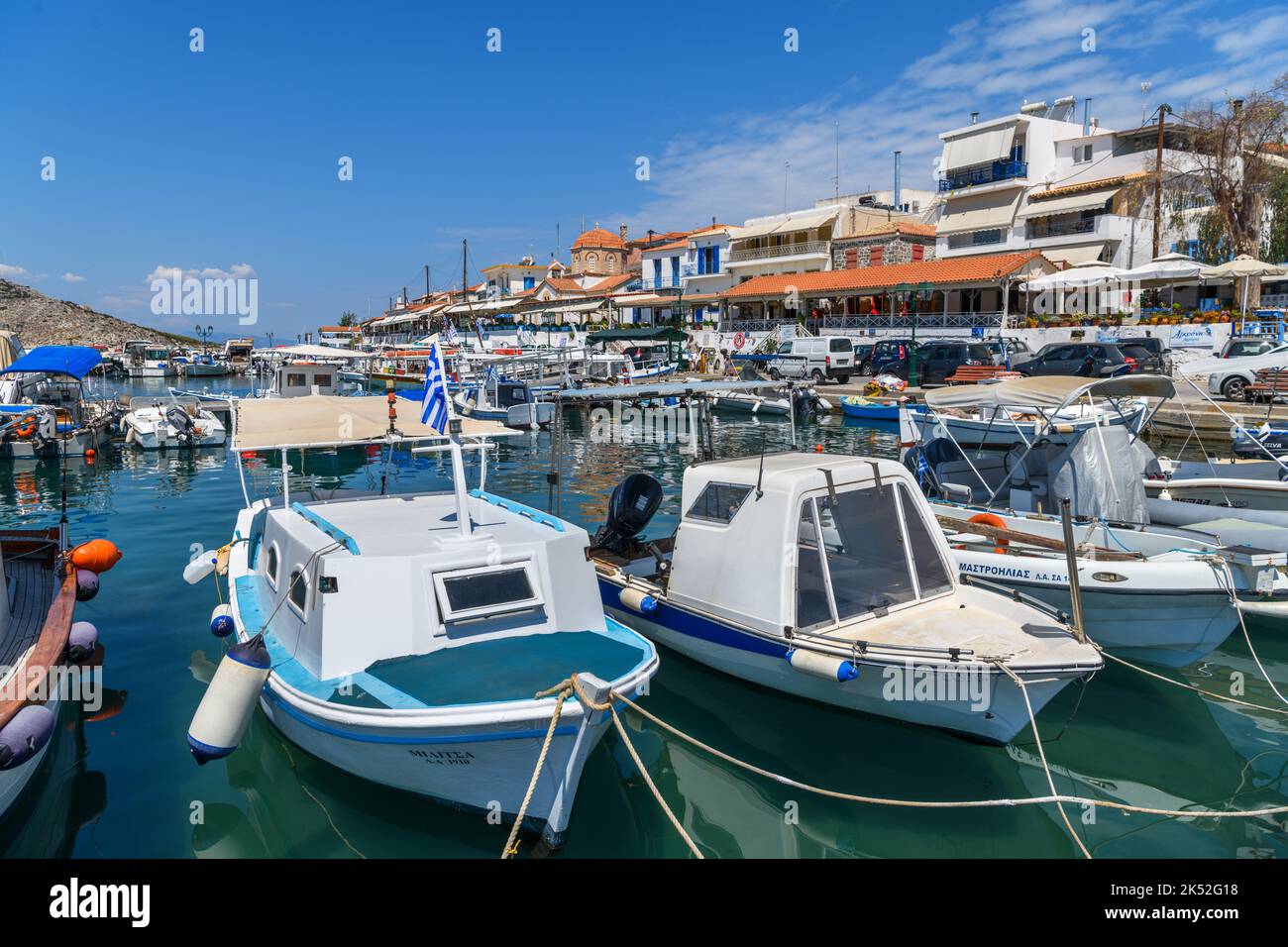 Barche nel porto di Perdika, Egina, Isole Saroniche, Grecia Foto Stock