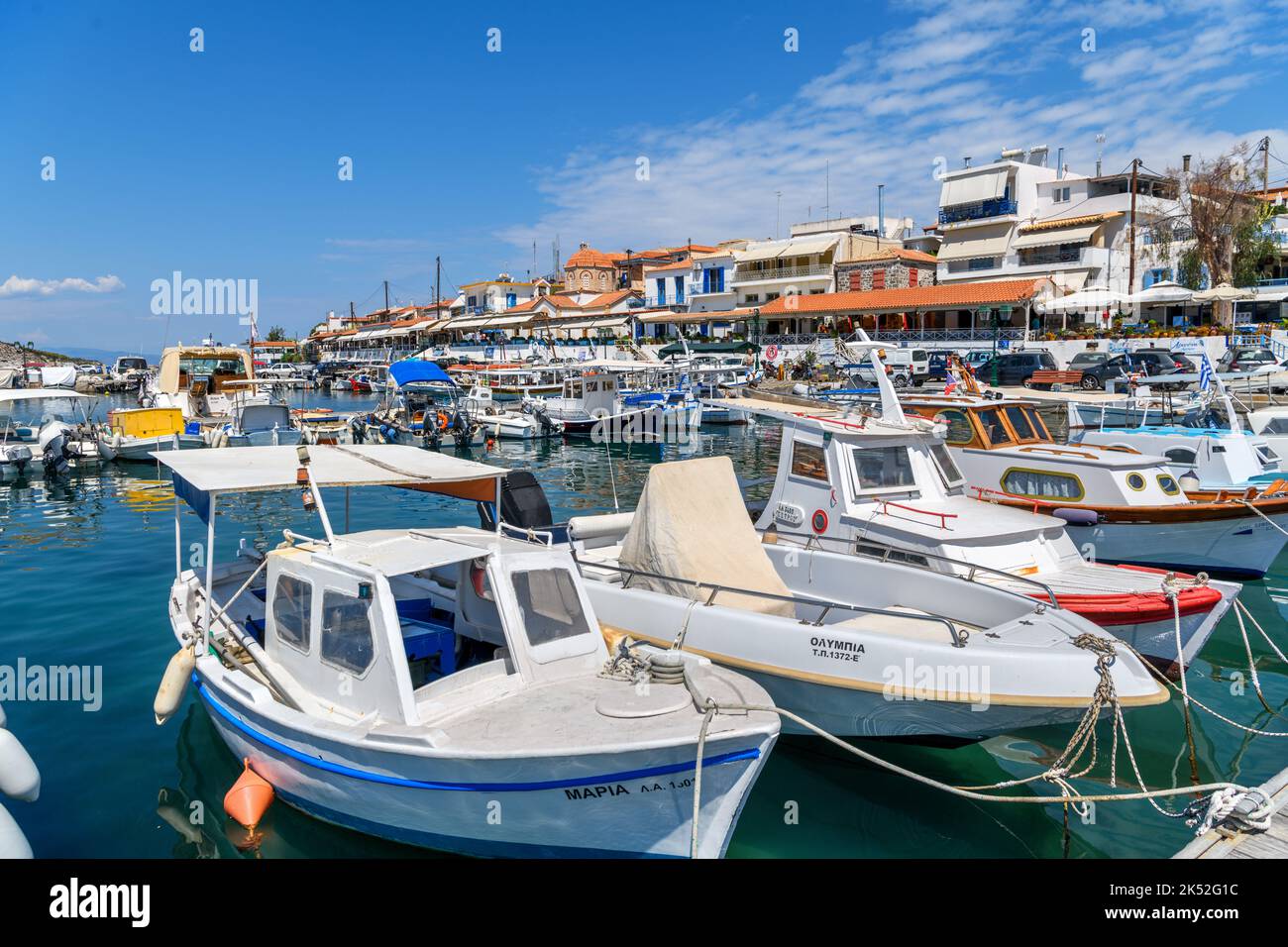 Barche nel porto di Perdika, Egina, Isole Saroniche, Grecia Foto Stock