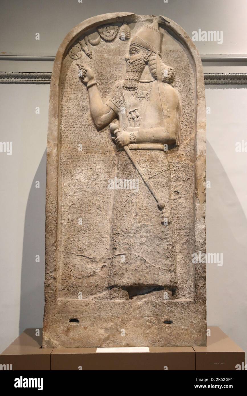 Gesso stela del re assiro Ashurnasirpal II dalla capitale di Nimrud al British Museum, Londra, Regno Unito Foto Stock