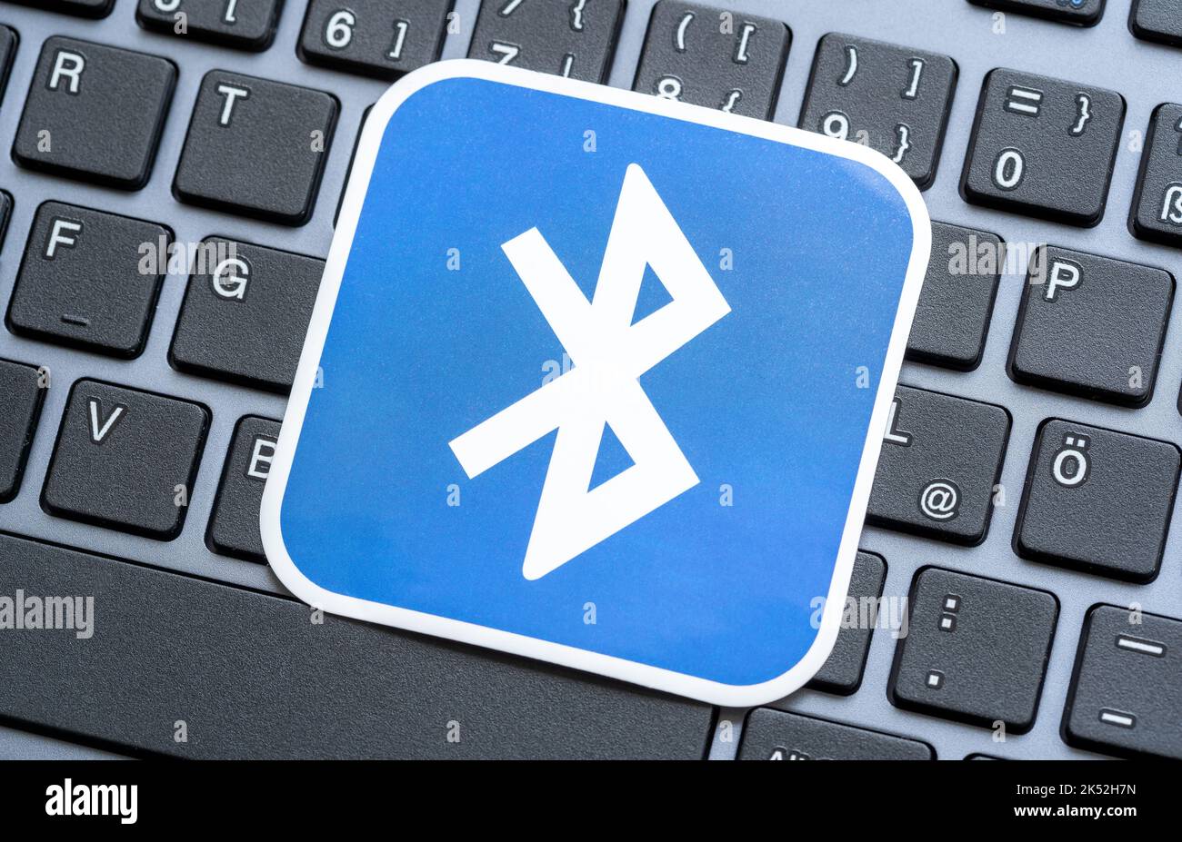 Scheda con il simbolo del logo della tecnologia Bluetooth, adesivo,  etichetta apposta sulla tastiera di un computer portatile moderno, concetto  di supporto per dispositivi Bluetooth, connessione BT, n Foto stock - Alamy