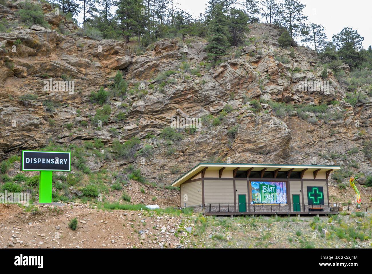 Un dispensario legale di cannabis su uno sfondo roccioso in Colorado USA Foto Stock