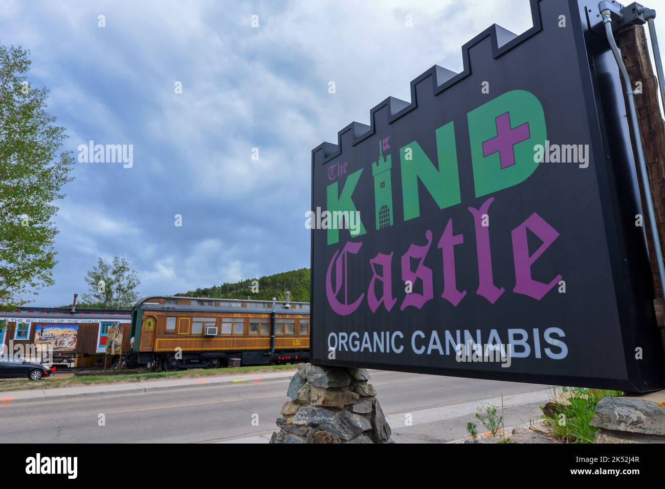 Il Kind Castle Organic Cannabis negozio segno da un vecchio treno carrozza in Nederland Colorado Foto Stock