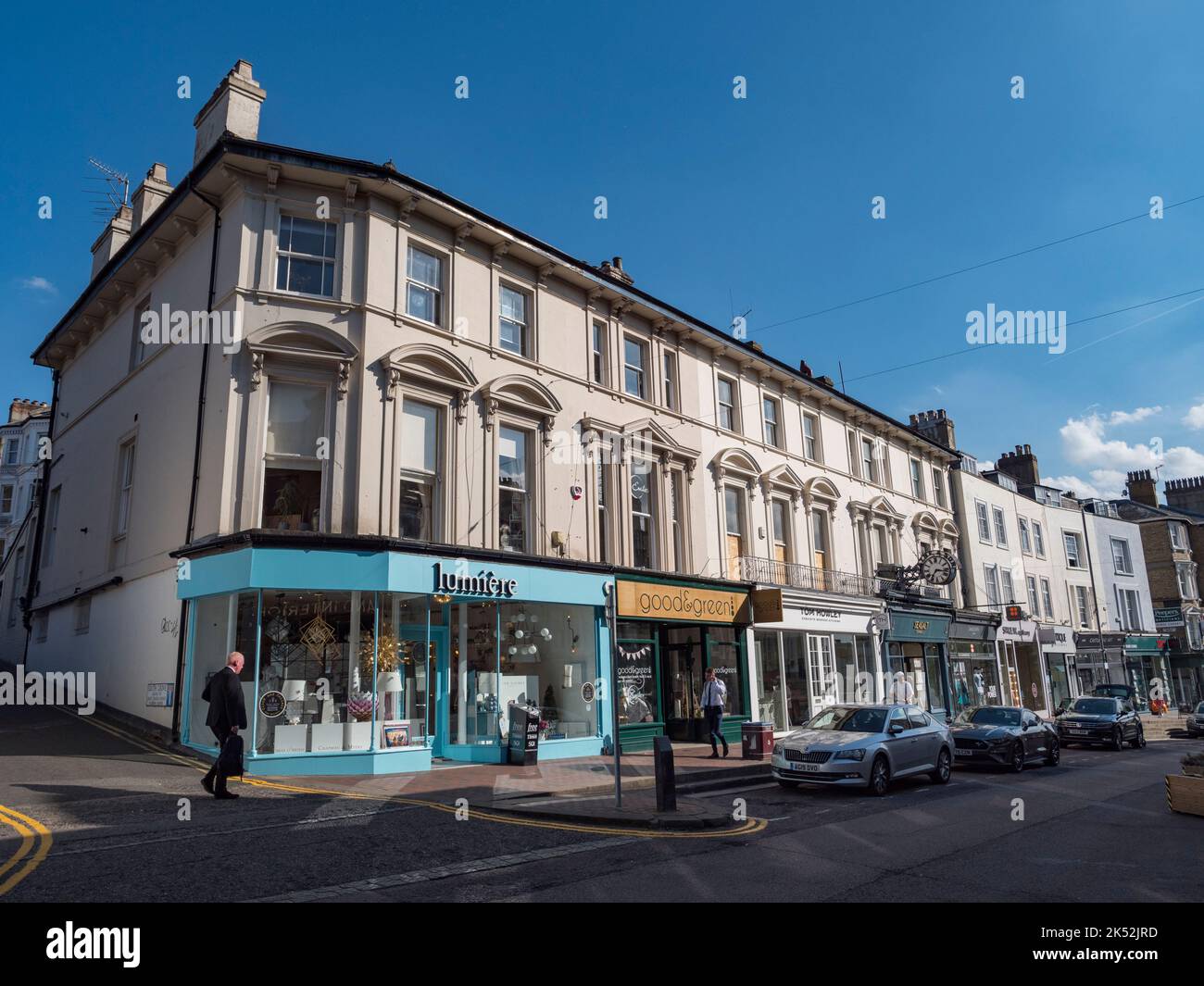 Sfilata di negozi su High Street a Royal Tunbridge Wells, Kent, Regno Unito. Foto Stock