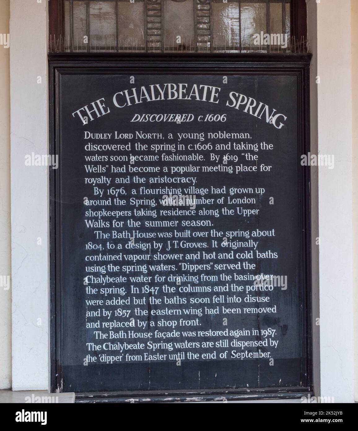 Targa per la primavera di Chalybeate nella zona dei Pantiles di Royal Tunbridge Wells, Kent, Regno Unito. Foto Stock