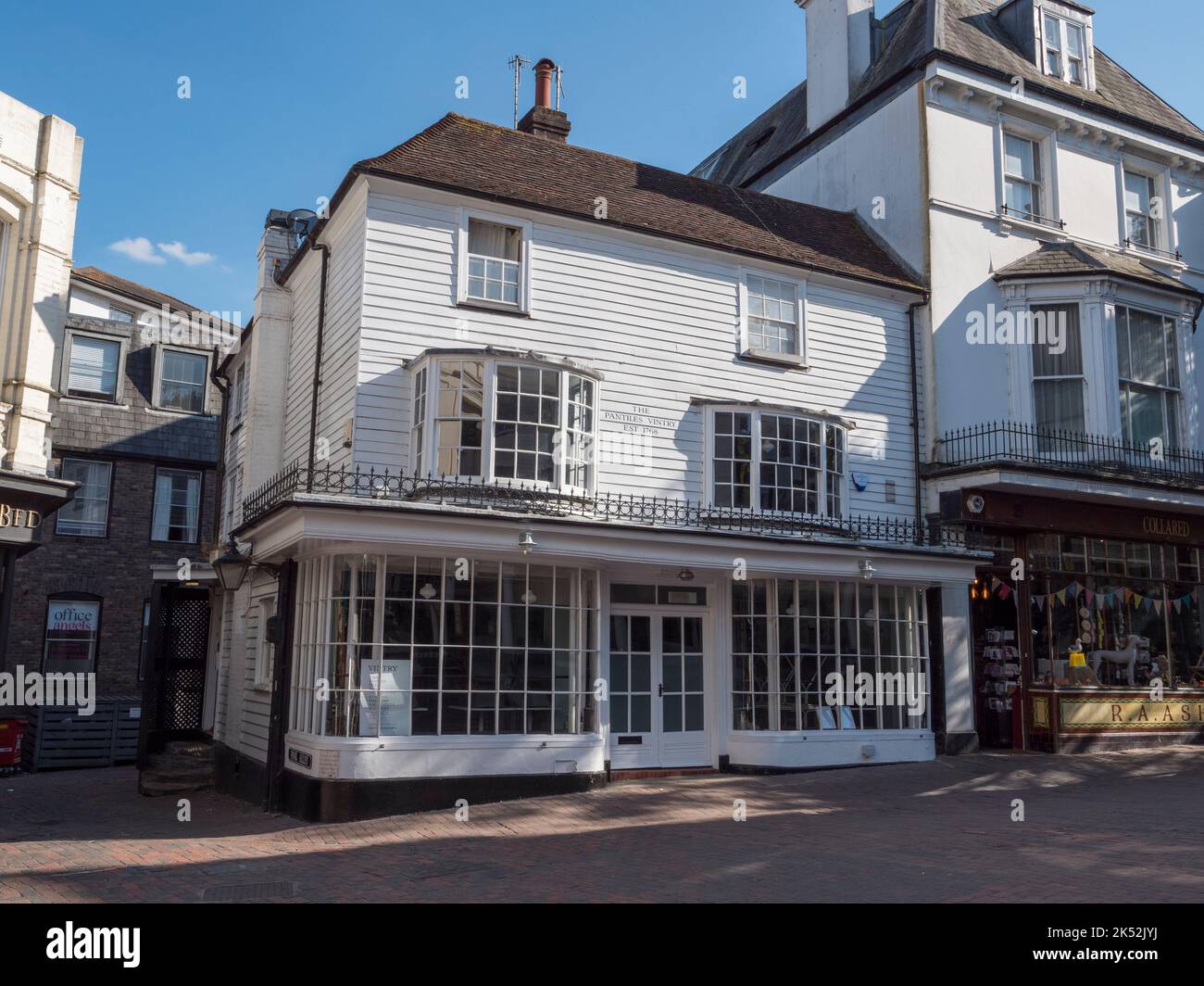 Il Vintry dei Pantiles (est. 1768), un bar e pizzeria (2022) nella zona dei Pantiles di Royal Tunbridge Wells, Kent, Regno Unito. Foto Stock
