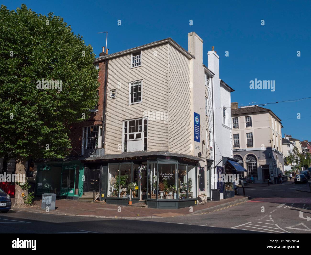Vista generale dell'architettura (e della signora Florist) a Royal Tunbridge Wells, Kent, Regno Unito. Foto Stock