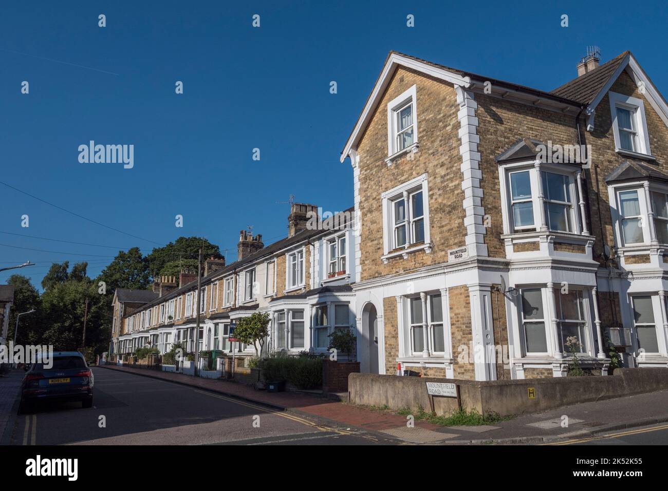 Vista generale delle proprietà terrazzate su Mountfield Road, Royal Tunbridge Wells, Kent, Regno Unito. Foto Stock