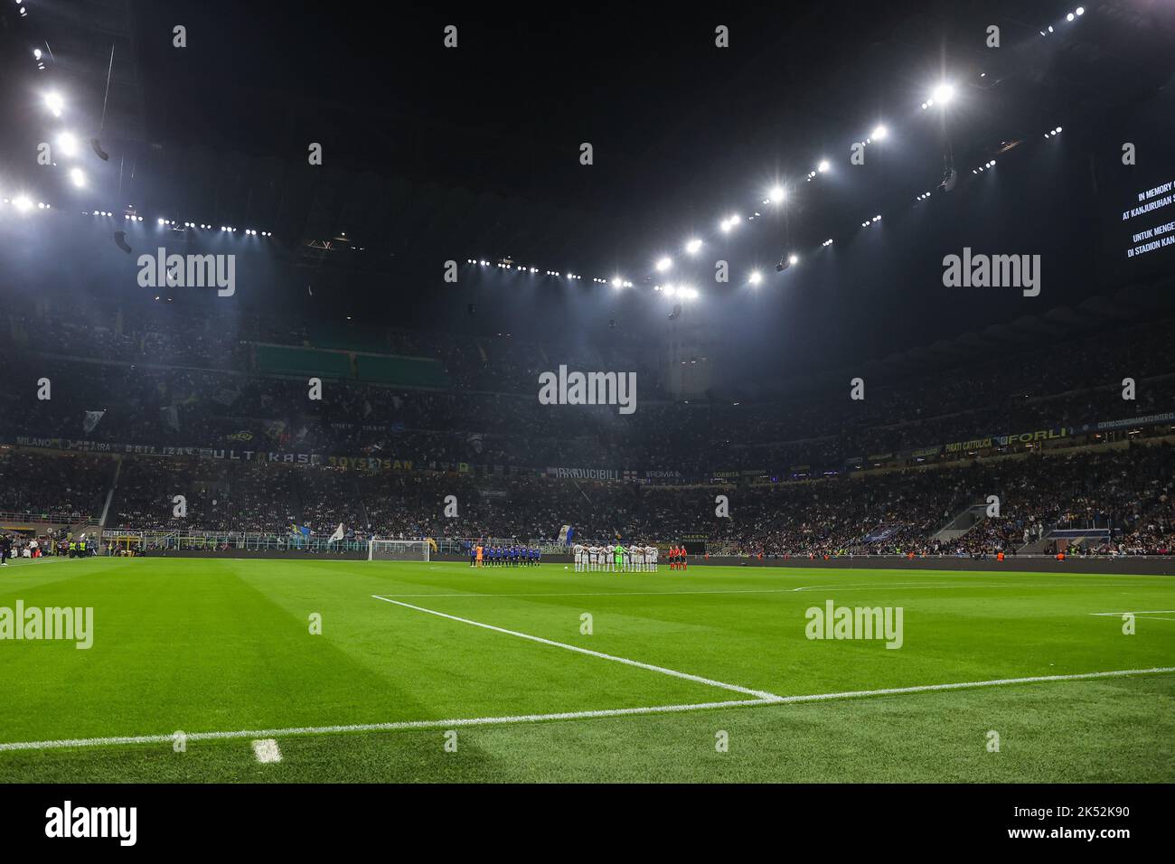 Giocatori, personale, funzionari e tifosi partecipano ad un momento di silenzio in memoria delle vittime dei tragici eventi dello Stadio Kanjuruhan in Indonesia d Foto Stock