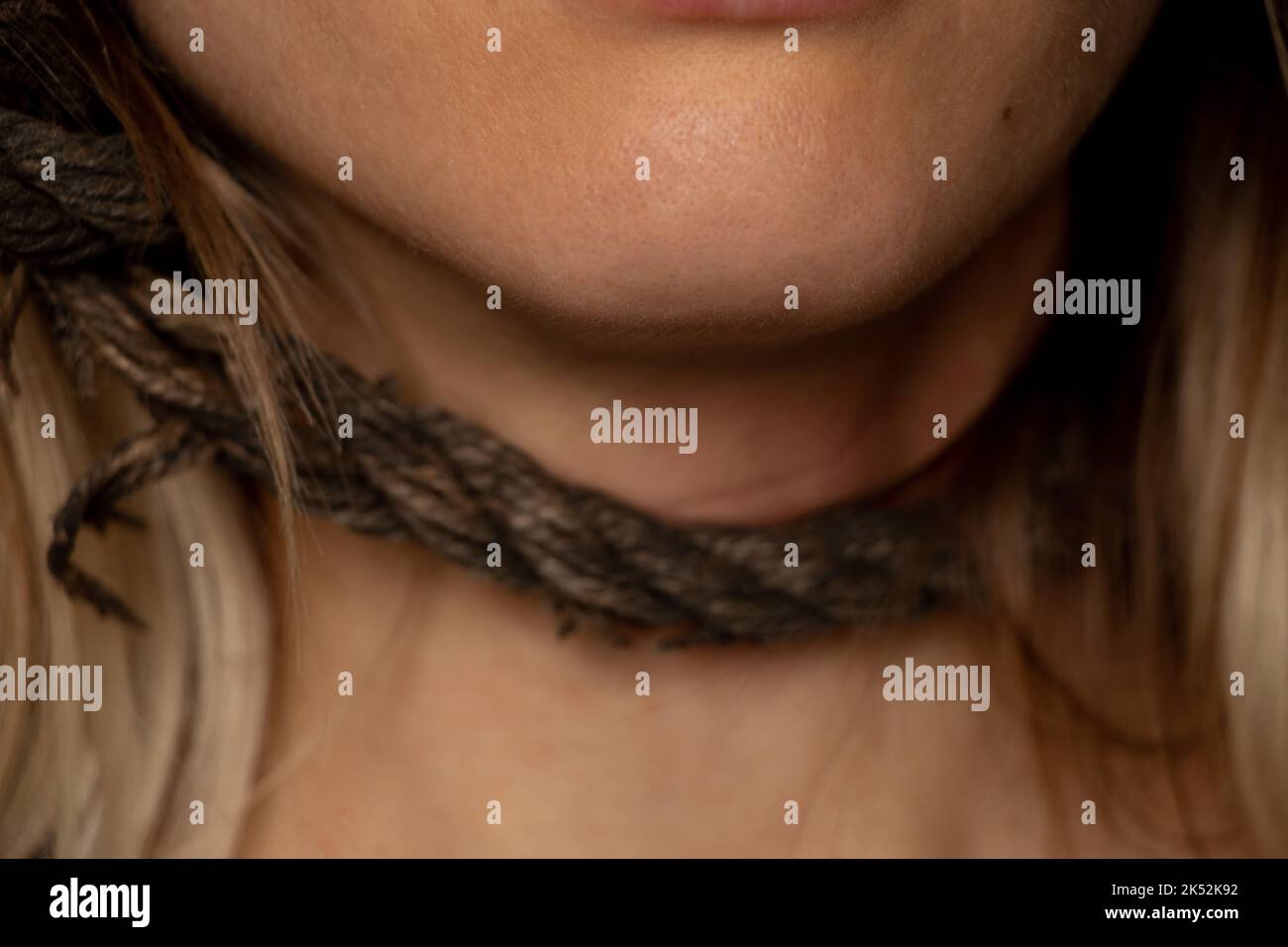 ragazza con una corda intorno al collo, traffico di esseri umani, schiavitù, potere sulle persone, una corda intorno al collo di una persona Foto Stock