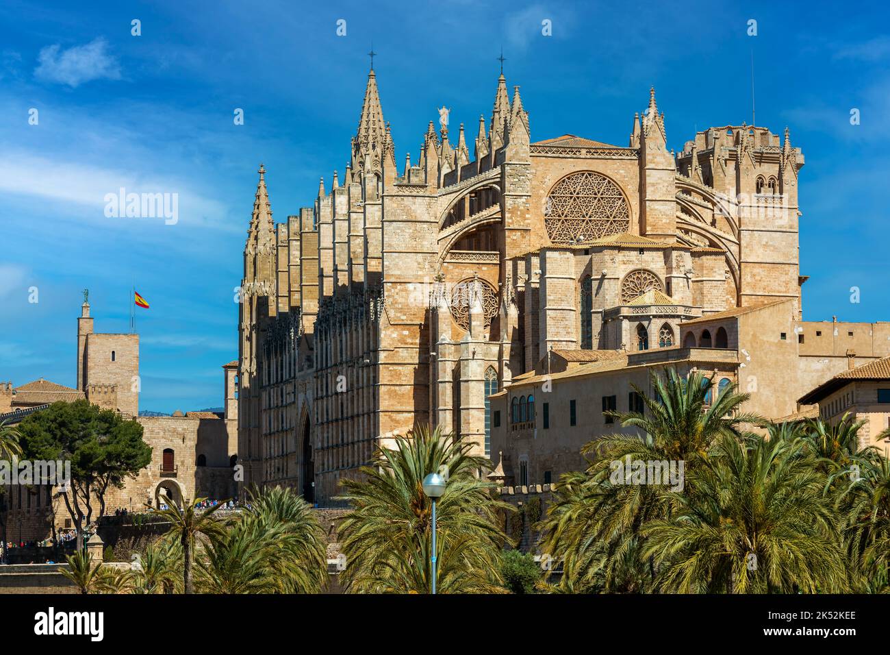 Cattedrale di Santa Maria (alias la Seu) sotto il cielo blu a Palma di Maiorca, Spagna. Foto Stock