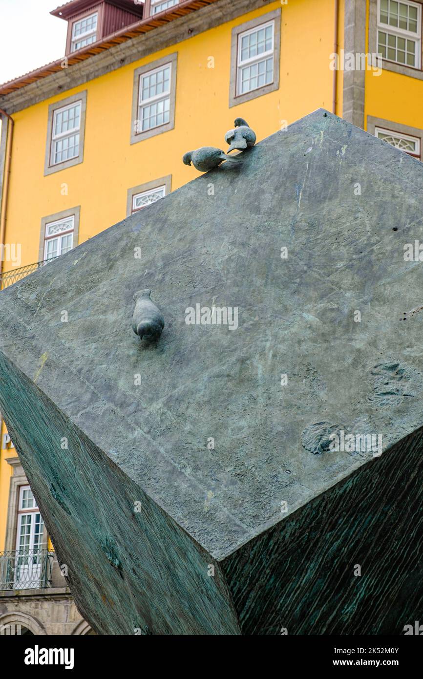 Portogallo, regione del Nord, Porto, le rive del fiume Douro, area di Ribeira, 'o cubo da praca da ribeira', una moderna fontana a forma di cubo e scultura di ar Foto Stock