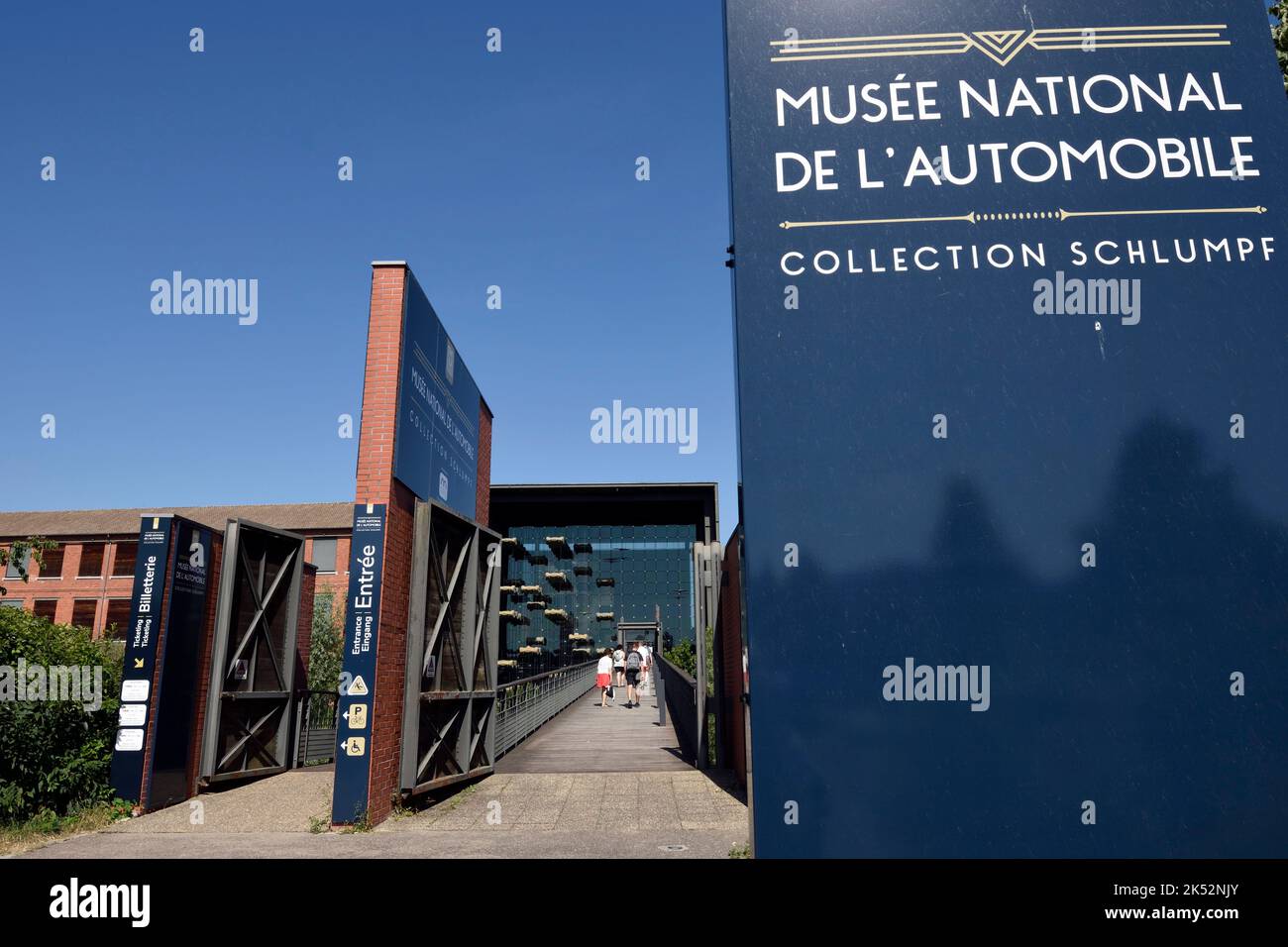 Francia, Alto Reno, Mulhouse, Museo Nazionale dell'Automobile - Collezione Schlumpf, ponte sul fiume Doller, ingresso Foto Stock