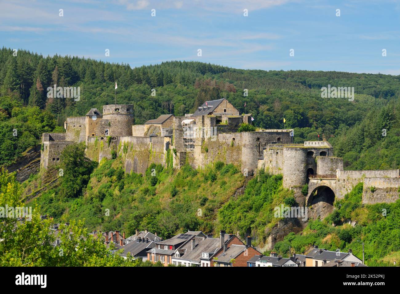 Belgio, provincia di Lussemburgo, castello Bouillon che domina la città e il fiume Semois Foto Stock
