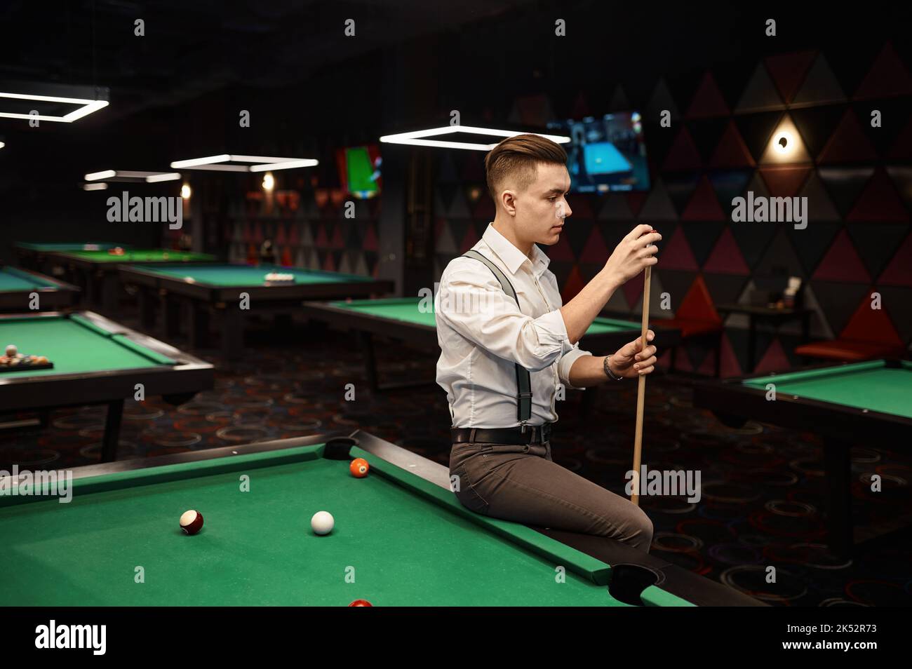 Ritratto di un giovane giocatore di piscina alla moda Foto Stock