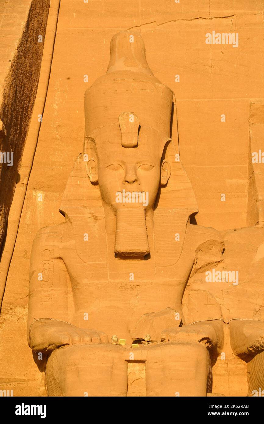 Egitto, Alto Egitto, Nubia, Abu Simbel, patrimonio mondiale dell'UNESCO, il Grande Tempio conosciuto come Rameses II, uno dei quattro colossali repre Foto Stock