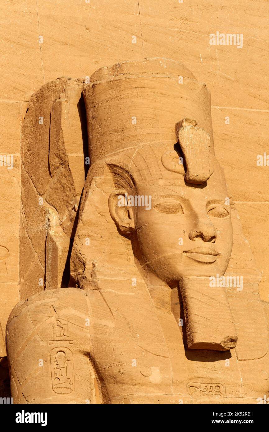 Egitto, Alto Egitto, Nubia, Abu Simbel, patrimonio mondiale dell'UNESCO, il Grande Tempio conosciuto come Rameses II, uno dei quattro colossali repre Foto Stock