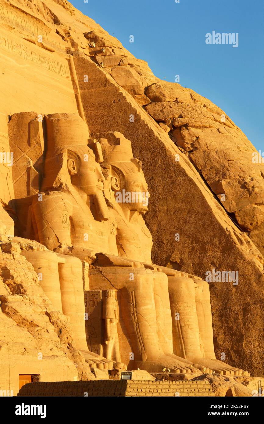 Egitto, Alto Egitto, Nubia, Abu Simbel, patrimonio mondiale dell'UNESCO, il Grande Tempio noto come tempio di Rameses II, due dei quattro colossali repre Foto Stock
