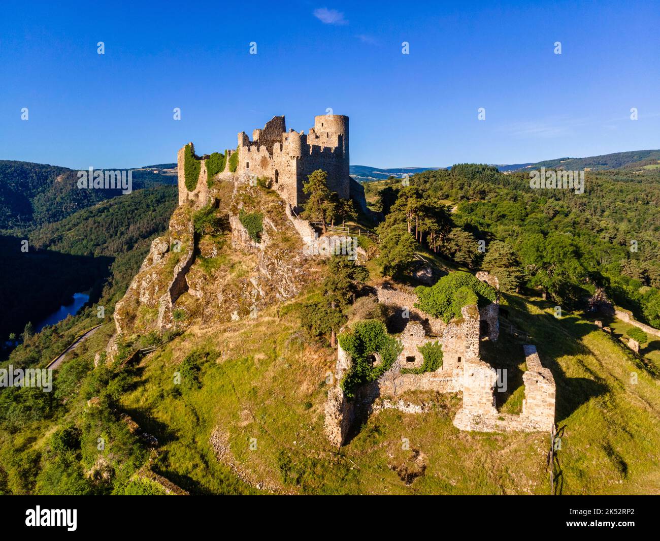 Francia, Loira, Sail sous Couzan, Chateau de Couzan, fortezza medievale del 11th ° secolo costruito su uno sperone roccioso, Monts du Forez (vista aerea) Foto Stock
