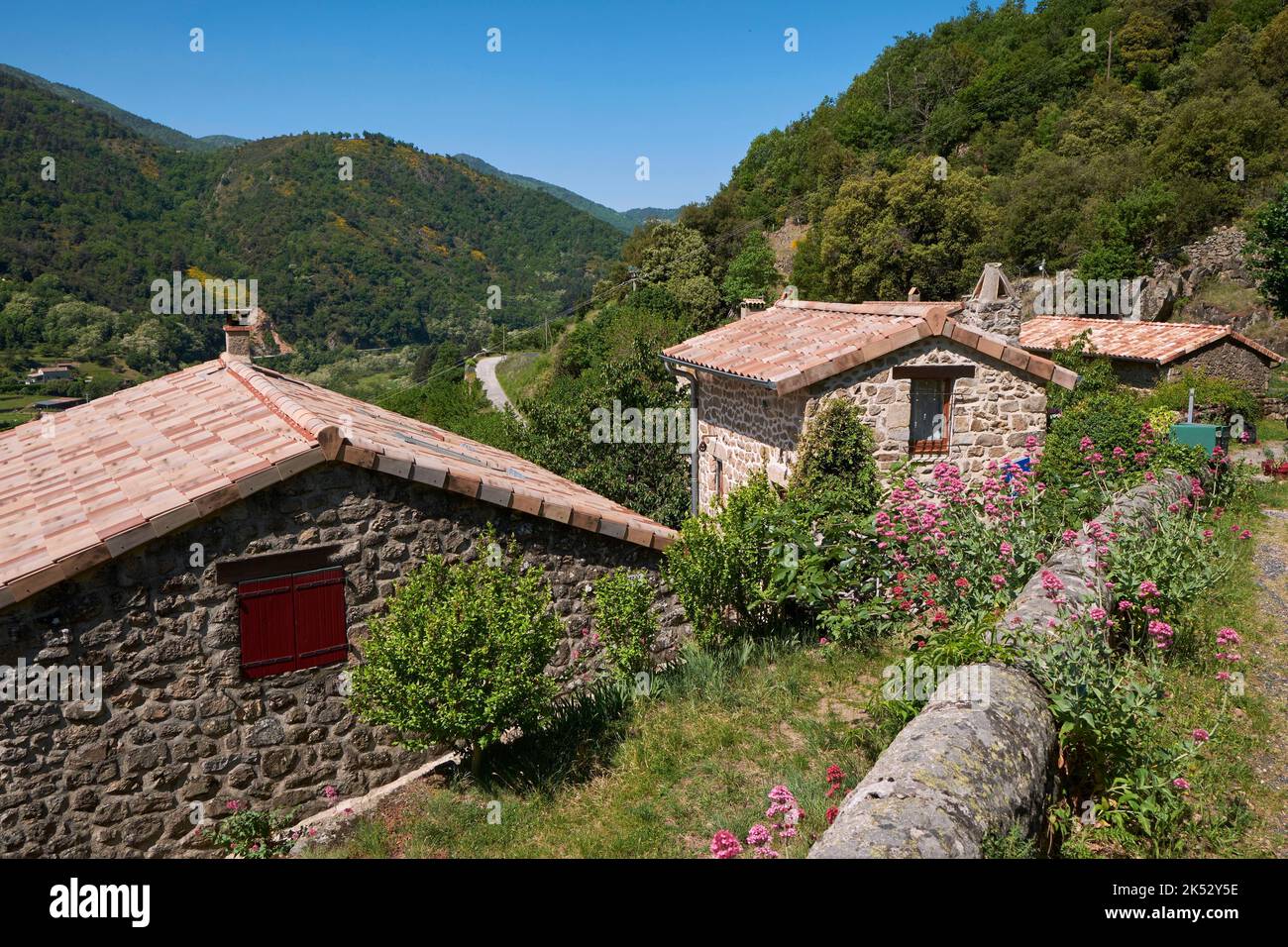 Francia, Ardeche, Parco Naturale Regionale dei Monts d'Ardeche, Valle di Eyrieux, Chalencon, case tradizionali Foto Stock