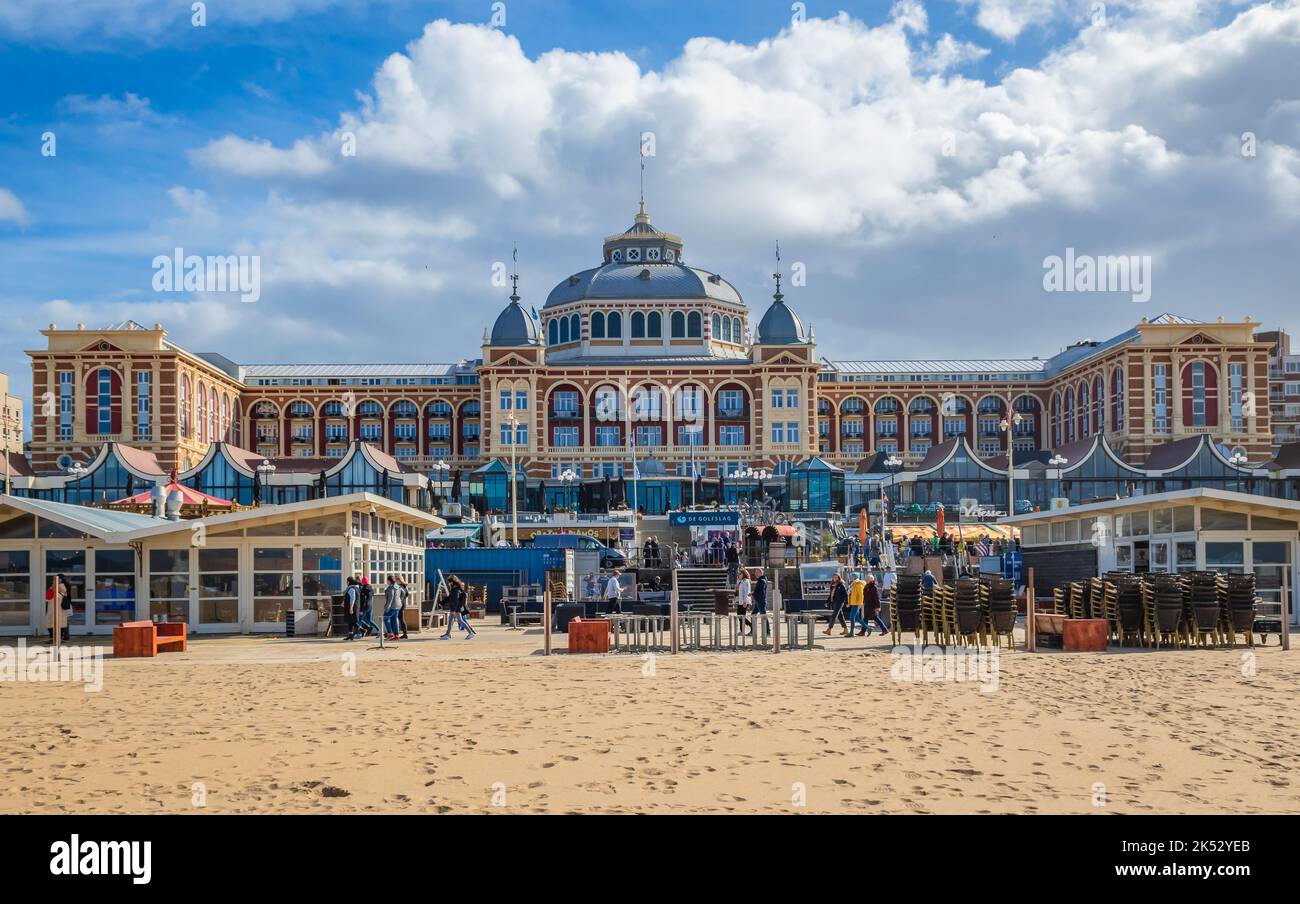 SCHEVENINGEN, PAESI BASSI - 2 ottobre 2022: Grand Hotel Amrath Kurhaus sulla spiaggia. Foto Stock