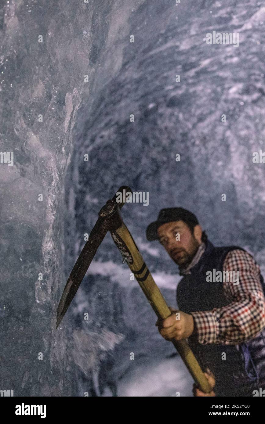 Francia, alta Savoia, Chamonix-Mont-Blanc, grotta Mer de Glace, Montenvers, scavo della nuova grotta, dopo il passaggio della fresatrice, la curvatura Foto Stock