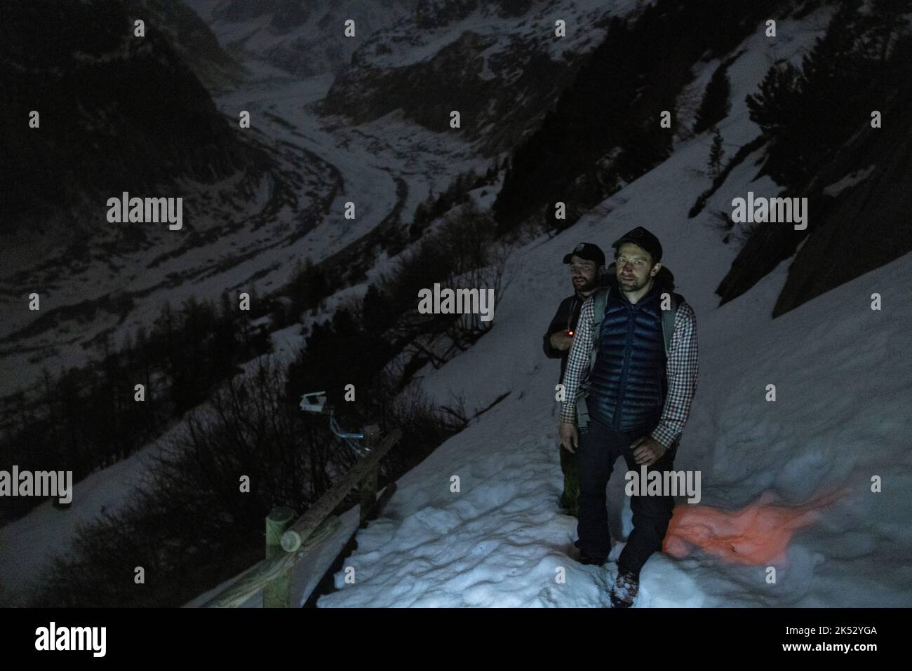Francia, alta Savoia, Chamonix-Mont-Blanc, grotta Mer de Glace, Montenvers, le grotte saliscono di notte verso la stazione di Montenvers, la gondola è no Foto Stock