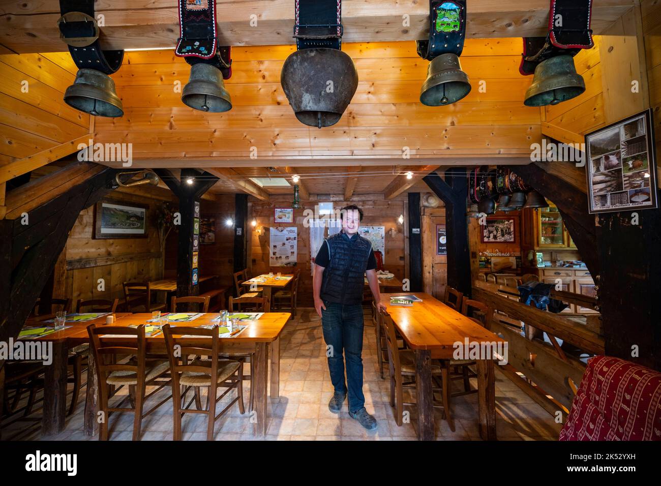 Francia, alta Savoia, massiccio Chablais, Chatel, produzione di Abondance al pascolo di montagna Barbossine, raccolta di campane e Julien David Foto Stock