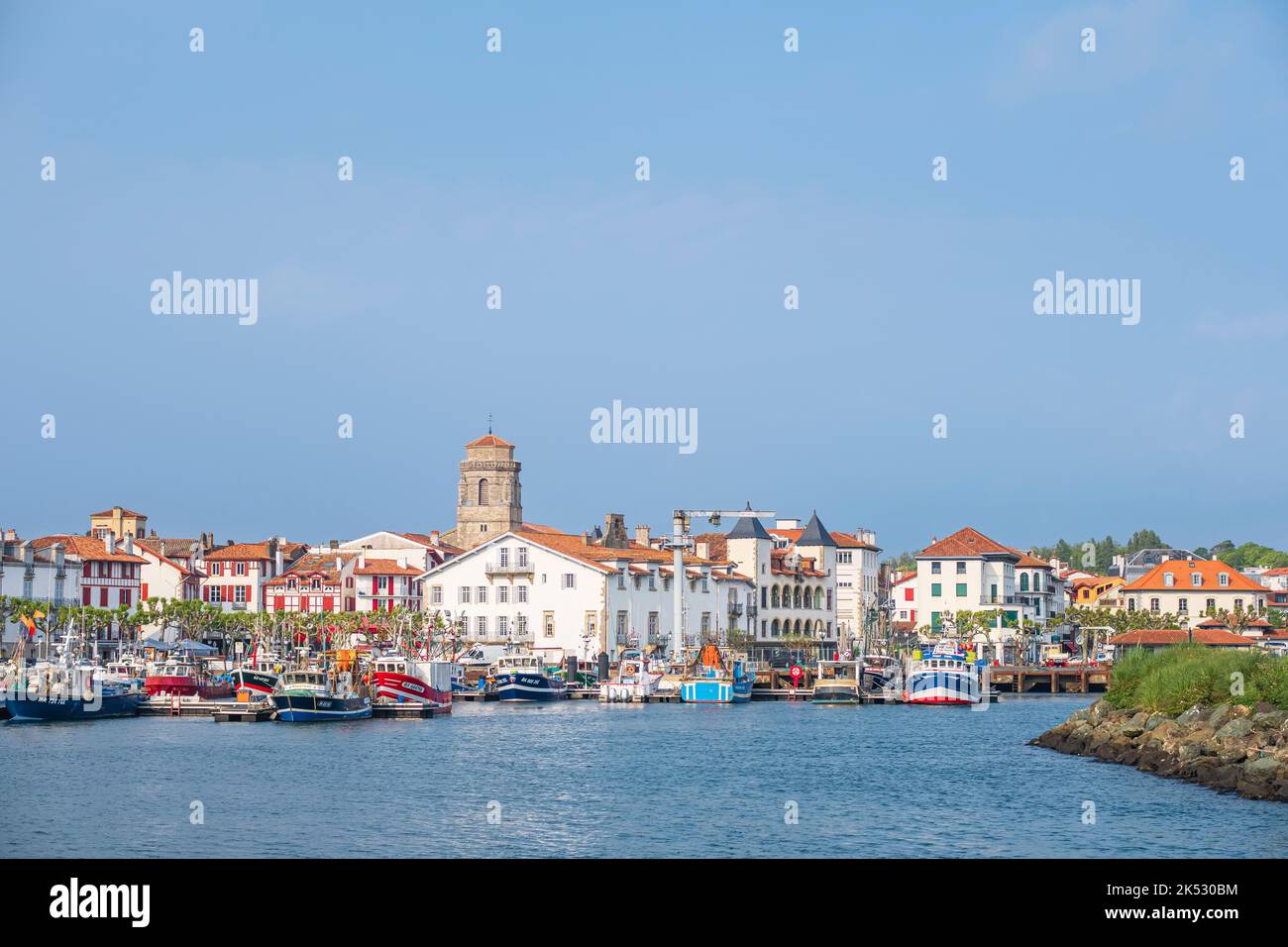 Francia, Pirenei Atlantici, Saint-Jean-de-Luz, il porto di pesca, chiesa di Saint-Jean-Baptiste sullo sfondo Foto Stock