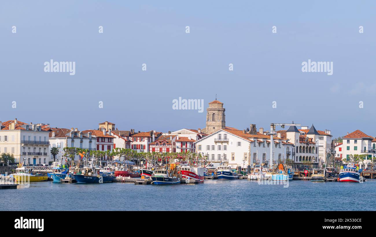 Francia, Pirenei Atlantici, Saint-Jean-de-Luz, il porto di pesca, chiesa di Saint-Jean-Baptiste sullo sfondo Foto Stock