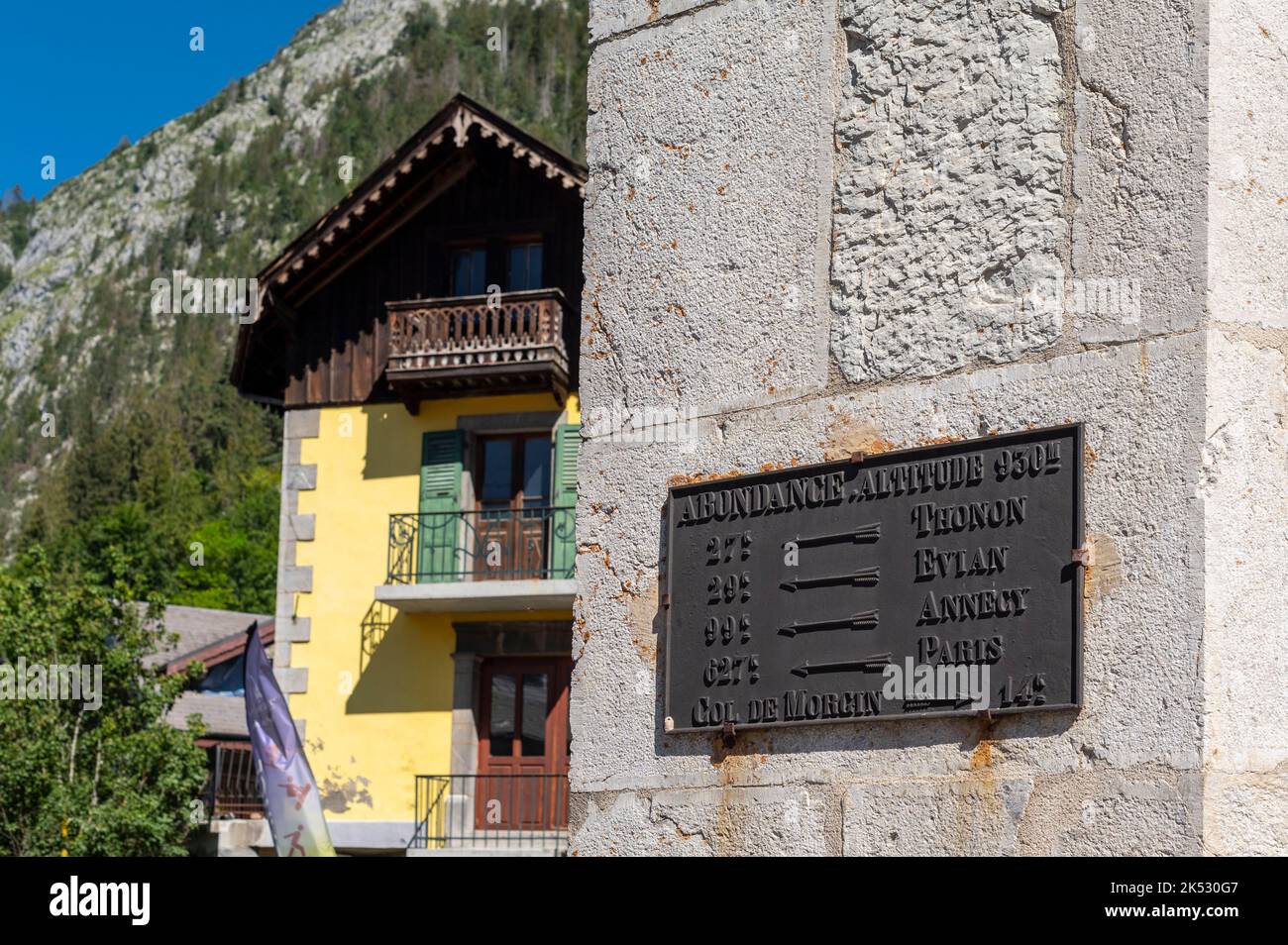 Francia, alta Savoia, massiccio del Chablais, geopark, Abondance, una vecchia segnaletica stradale sulla parete esterna dell'abbazia Foto Stock