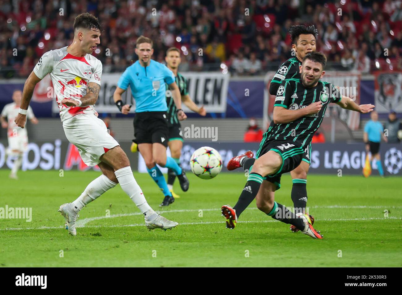 Lipsia, Germania. 05th Ott 2022. Calcio: Champions League, palcoscenico di gruppo, Gruppo F, Giornata 3, RB Leipzig - Celtic. Dominik Szoboszlai di Lipsia (l) e Greg Taylor di Celtic in duello. Credit: Jan Woitas/dpa/Alamy Live News Foto Stock