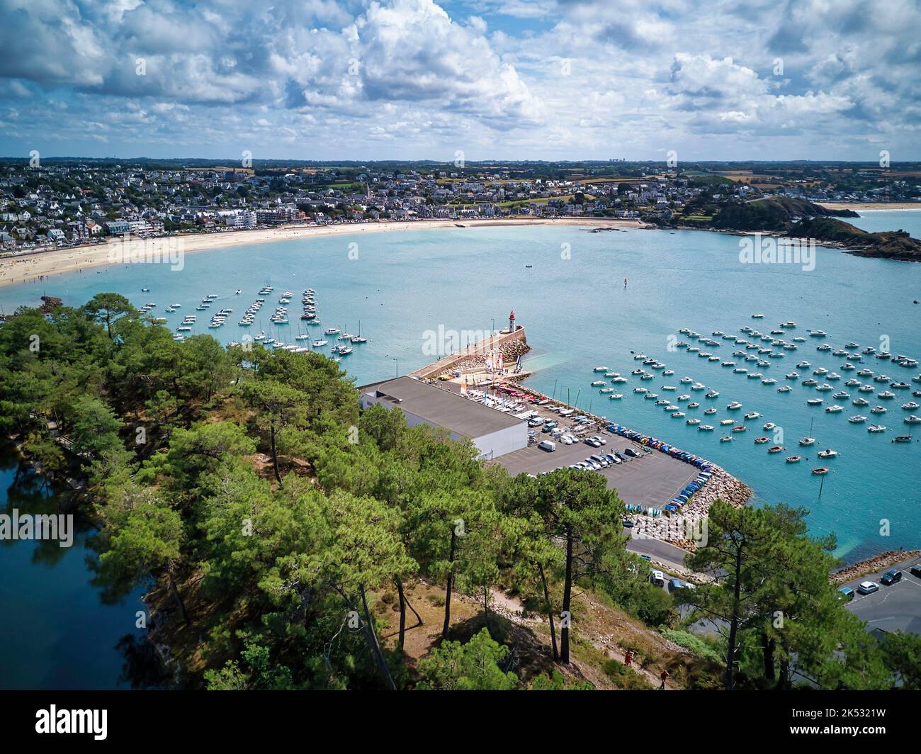 Francia, Côtes d'Armor, Côte de Penthièvre, Erquy, i laghi blu, Resti di vecchie cave di arenaria rosa, escursioni sul sentiero GR 34 Grande Randonnée o. Foto Stock