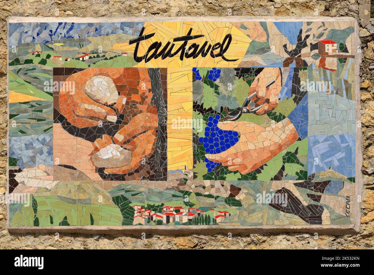 Francia, Pirenei Orientali, Tautavel, Centro Congressi di Tautavel, mosaico sul Centro Congressi chiamato 'uomo preistorico' e 'viticoltore uomo fatto da Foto Stock