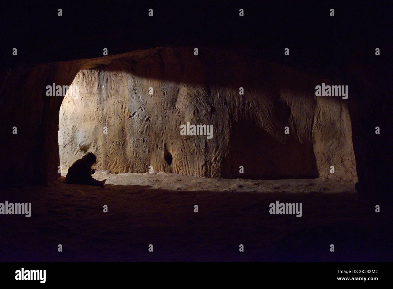 Francia, Pirenei Orientali, Tautavel, riproduzione della grotta Tautavel, la Caune de l'Arago, un importante sito archeologico in Europa risalente al 500, Foto Stock