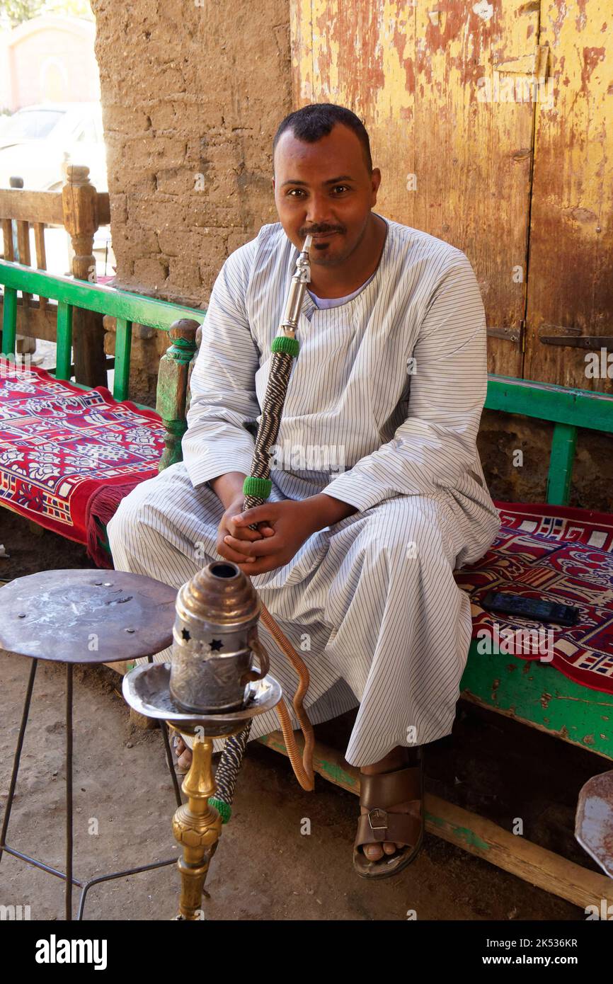 Egitto, Egitto superiore, Valle del Nilo, Kom Ombo, mercato, uomo che fuma narghilè o narghile pipe Foto Stock