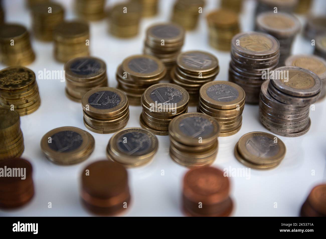 Molte monete in euro. Foto Stock