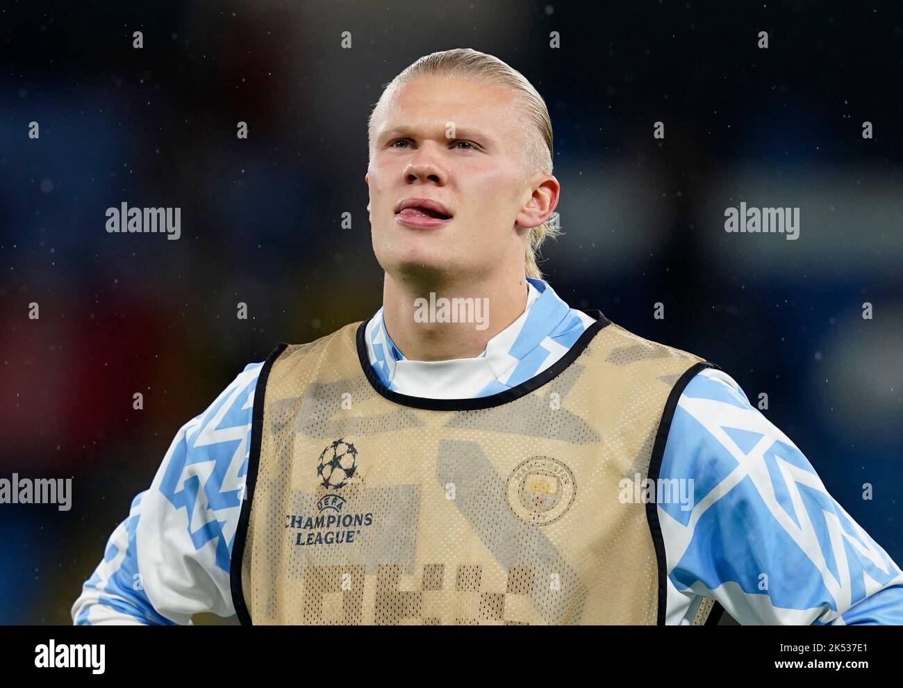 Manchester, Inghilterra, 5th ottobre 2022. Erling Haaland di Manchester City si scalda prima della partita della UEFA Champions League all'Etihad Stadium, Manchester. L'immagine di credito dovrebbe essere: Andrew Yates / Sportimage Foto Stock