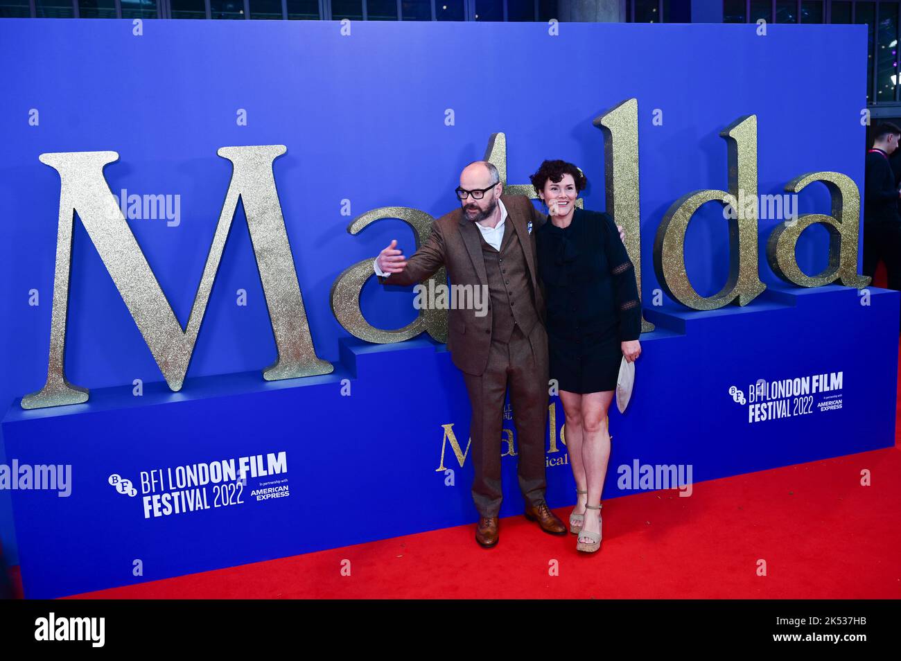 Londra, Regno Unito , 05/10/2022, Dennis Kelly e la moglie arrivano al Cast e i registi partecipano alla conferenza stampa del BFI London Film Festival per il Matilda The Musical di Roald Dahl, pubblicato da Sony Pictures nei cinema di tutto il Regno Unito e Irlanda il 25th novembre - 5th ottobre 2022, Londra, Regno Unito. Foto Stock