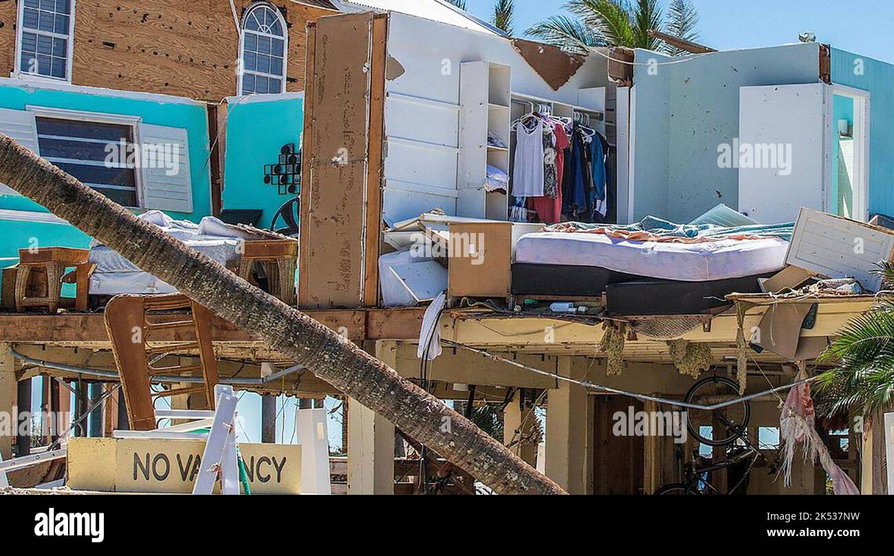 Scene di distruzione lungo Estero Boulevard a Fort Myers Beach due giorni dopo che l'uragano Ian ha colpito la costa occidentale della Florida come una tempesta di Categoria 4, il 30 settembre 2022. (Foto di Pedro Portal/El Nuevo Herald/TNS/Sipa USA) Credit: Sipa USA/Alamy Live News Foto Stock