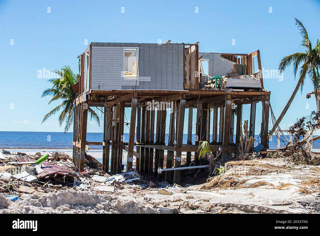 Scene di distruzione lungo Estero Boulevard a Fort Myers Beach due giorni dopo che l'uragano Ian ha colpito la costa occidentale della Florida come una tempesta di Categoria 4, il 30 settembre 2022. (Foto di Pedro Portal/El Nuevo Herald/TNS/Sipa USA) Credit: Sipa USA/Alamy Live News Foto Stock