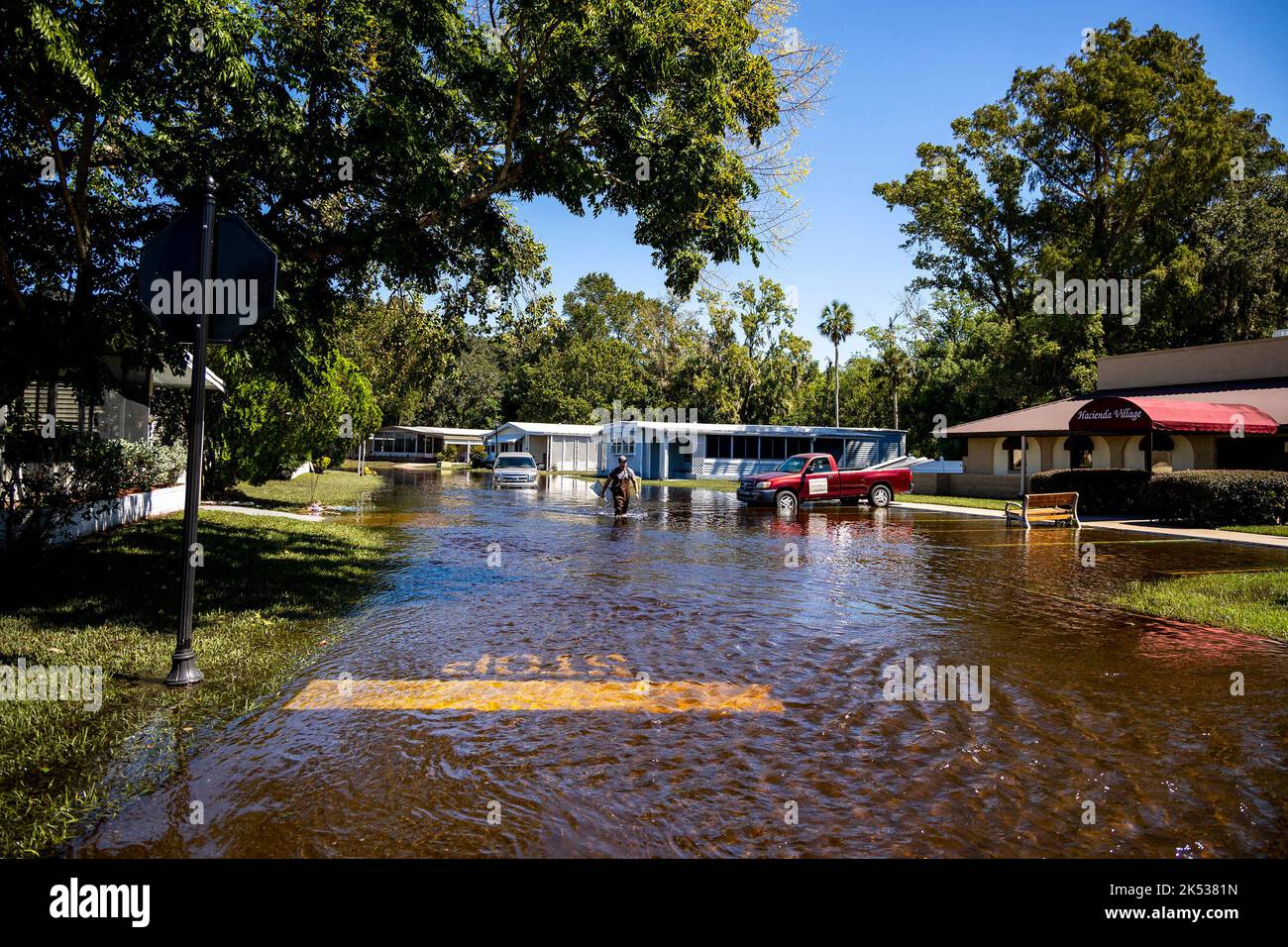 Winter Springs, USA. 02nd Ott 2022. Hacienda Village, una comunità di oltre 55 case fabbricate a Winter Springs, Florida, ha visto grandi inondazioni dall'uragano Ian, con strade ancora sotto l'acqua la domenica 2 ottobre 2022. (Foto di Patrick Connolly/Orlando Sentinel/TNS/Sipa USA) Credit: Sipa USA/Alamy Live News Foto Stock