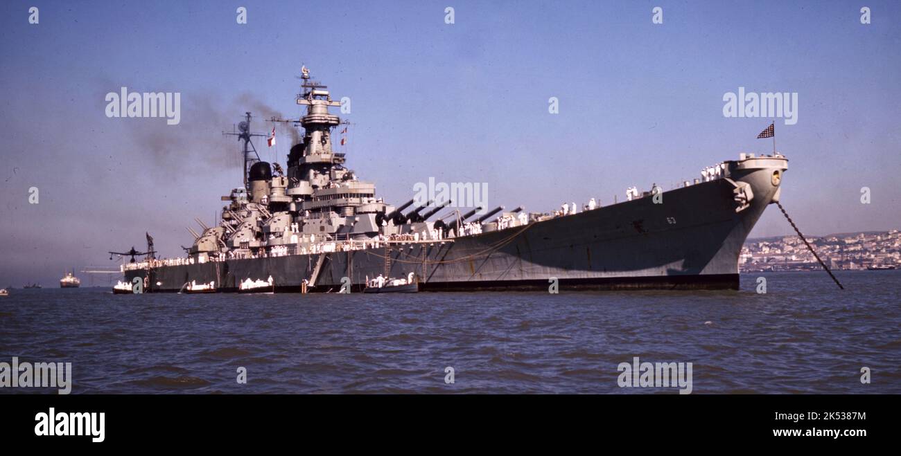 USS Missouri (BB-63) ancorata nel porto del Pireo, Grecia, aprile 1946 Foto Stock