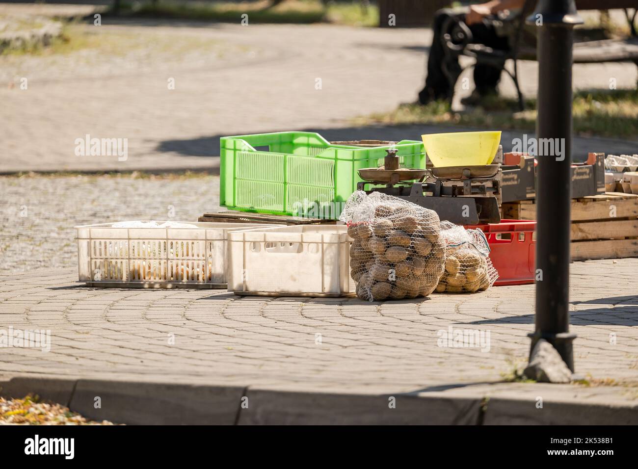 Semplice mercato agricolo tradizionale, ortaggi sani di origine agricola non ogm, patate vendute all'aperto, zona rurale, campagna. Cibo biologico, mercato, cra Foto Stock