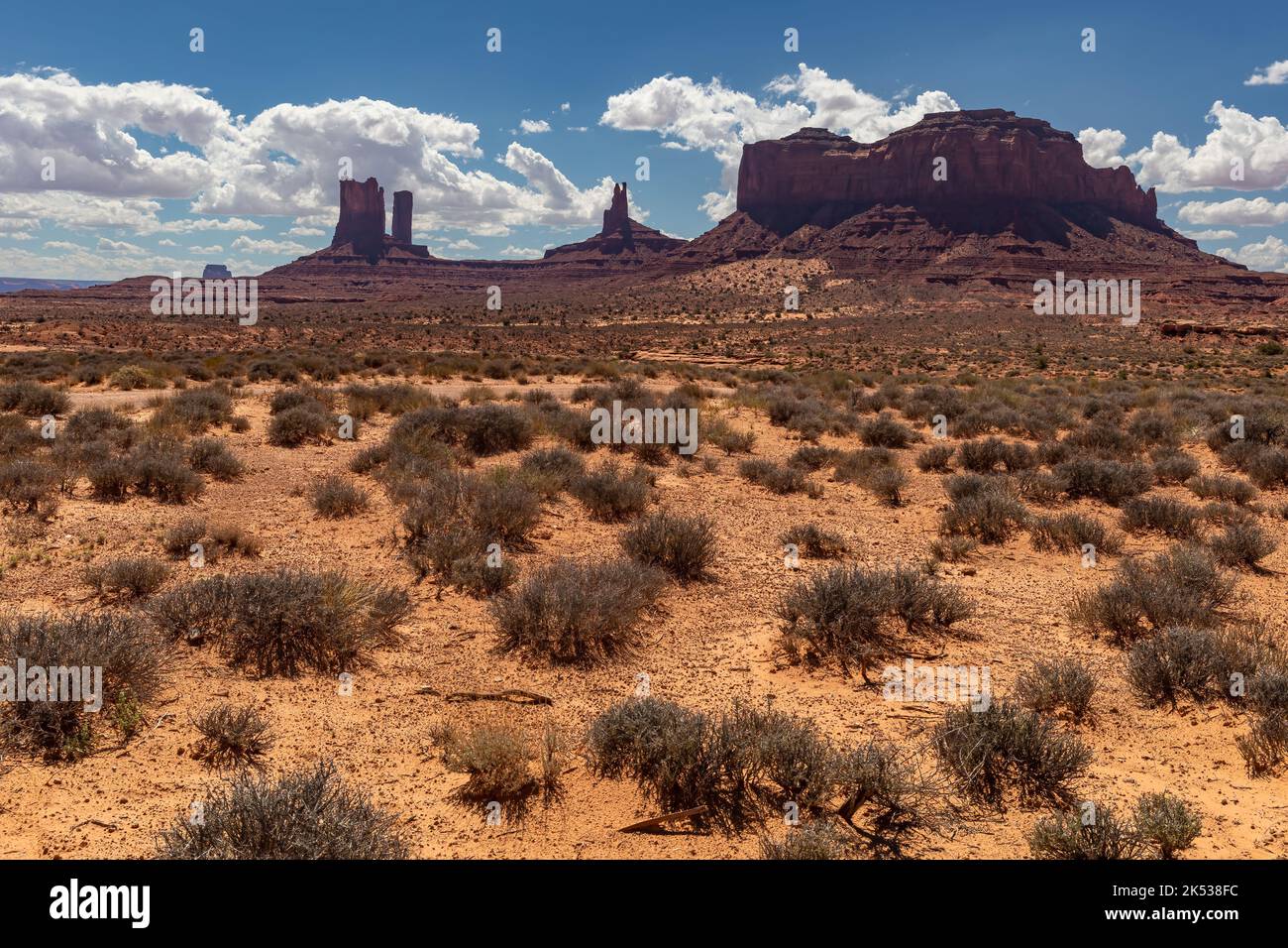 Paesaggio desertico della Monument Valley con cielo blu e nuvole bianche Foto Stock