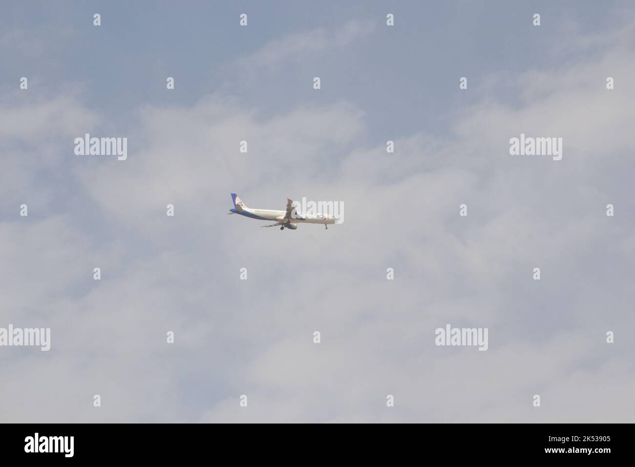 Flugzeug am Himmel Foto Stock