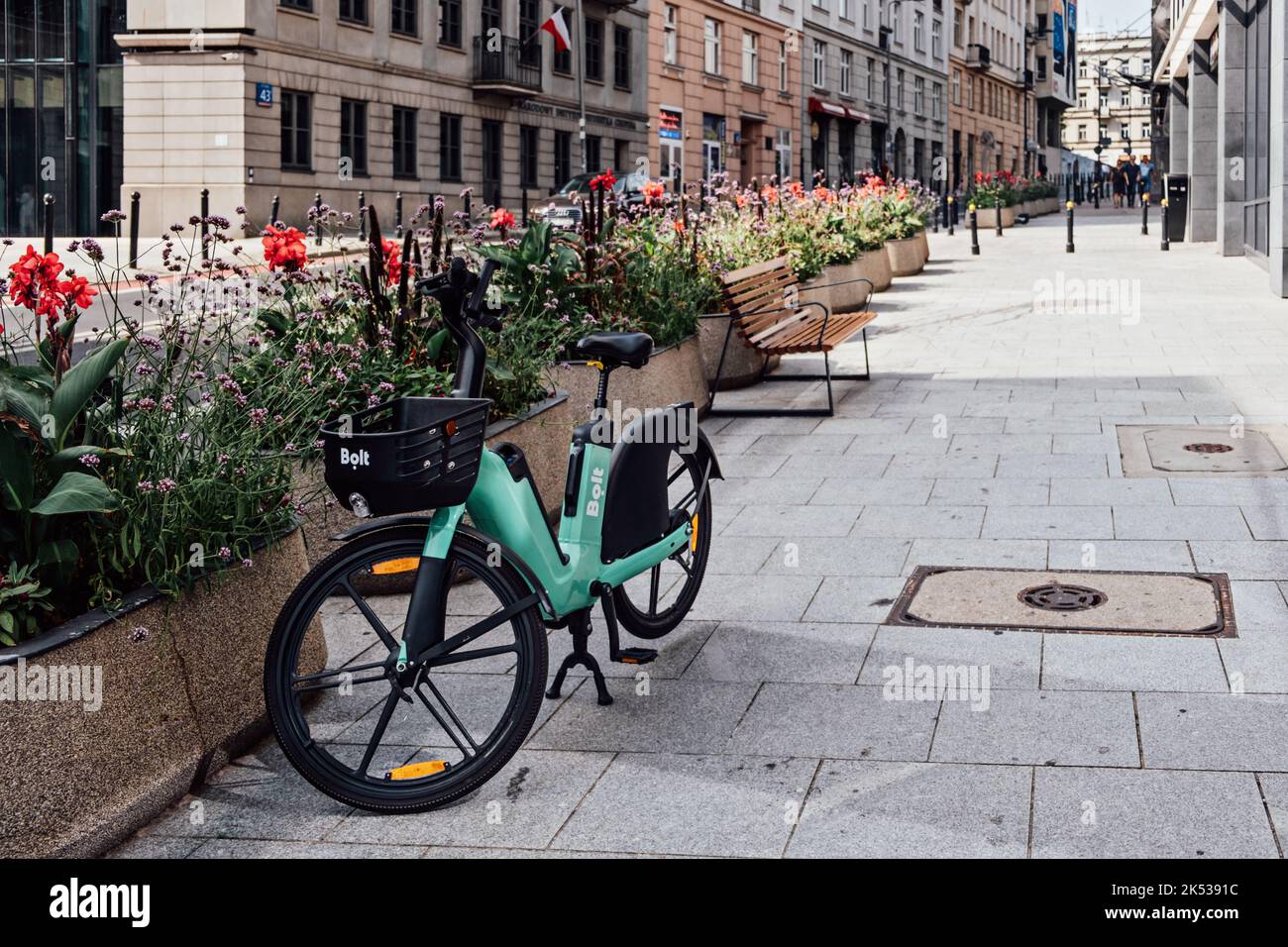 Bolt biciclette elettriche, City Bicycle Bolt in strada. Condivisione di biciclette elettriche. Auto condivise, biciclette e scooter Varsavia, Polonia - 02 settembre 2022 Foto Stock